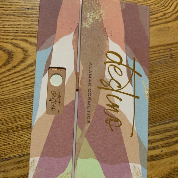 Stunning blue/green/neutral ocean vacation vibes eyeshadow palette - Picture 9 of 12